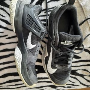 Volleyball shoes low top